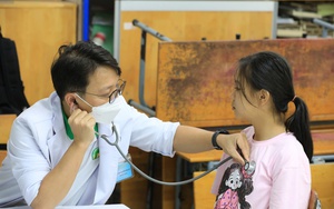 Người phụ nữ nu&ocirc;i 3 ch&aacute;u nhỏ bật kh&oacute;c khi lần đầu được kh&aacute;m bệnh miễn ph&iacute; - Ảnh 9.