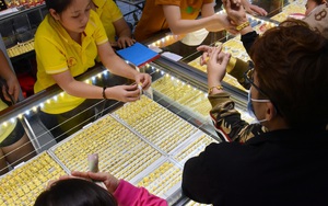 Cuối ng&agrave;y 9-4, bất ngờ ch&ecirc;nh lệch gi&aacute; v&agrave;ng miếng SJC với gi&aacute; thế giới - Ảnh 1.