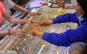 S&aacute;ng 10-4, gi&aacute; v&agrave;ng tại Bảo T&iacute;n Minh Ch&acirc;u, SJC, Mi Hồng bật tăng 1,2 triệu đồng/lượng - Ảnh 1.