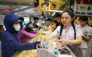 Gi&aacute; v&agrave;ng mất 30 triệu đồng/lượng, v&igrave; sao người d&acirc;n kh&ocirc;ng d&aacute;m mua b&aacute;n? - Ảnh 2.
