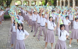 Thầy c&ocirc; tự dựng tiết mục nhảy tặng học tr&ograve; - Ảnh 1.