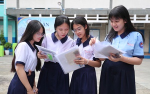 Mưa bất chợt, học sinh vẫn đội mưa tiếp sức th&iacute; sinh - Ảnh 2.