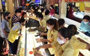 V&igrave; sao gi&aacute; v&agrave;ng miếng SJC, v&agrave;ng nhẫn lao dốc? - Ảnh 1.