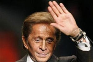 Thương tiếc nh&agrave; thiết kế huyền thoại Valentino - Ảnh 2.