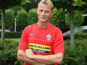 Cựu thủ m&ocirc;n Arsenal v&agrave; Liverpool tử nạn giao th&ocirc;ng - Ảnh 2.