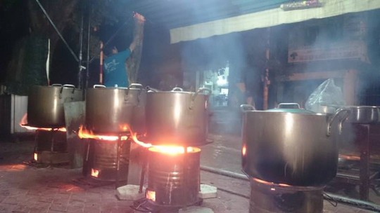 Từ 2 giờ sáng các anh đã dậy vo gạo nấu cháo ở một góc đường tại TP Quảng Ngãi  