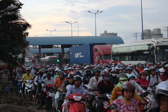 Các tuyến đường cửa ngõ thành phố chật kín người