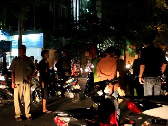 Lực lượng chức năng đang giải quyết hiện trường vụ tai nạn.