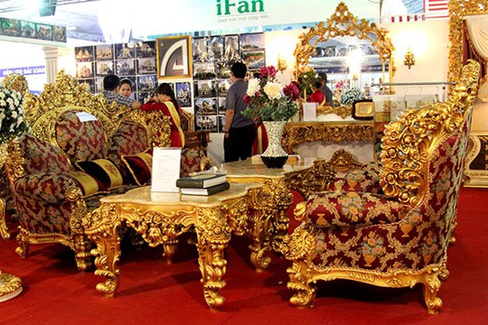 Một doanh nghiệp nội thất  tại quận 12, TP.HCM đã mạnh dạn đưa công nghệ dát vàng từ nước ngoài về Việt Nam để sản xuất những sản phẩm nội thất sang trọng mang phong cách cổ điển phương Tây. Một bộ sofa bao gồm 1 ghế băng, 2 ghế đơn, 1 bàn có giá 550 triệu đồng.