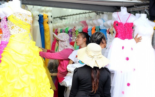 Để thuê được một bộ trang phục cưới bình dân ở shop, các cặp đôi phải chi ít nhất trên 2 triệu đồng, nhưng với số tiền đó họ đã đủ mua trọn bộ đồ cưới gồm cả soa-rê, áo vest, áo dài tại ngôi chợ có một không hai ở Sài Gòn.