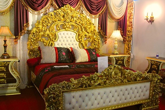 Chiếc giường dát vàng Ý đặc biệt này có giá 350 triệu đồng.