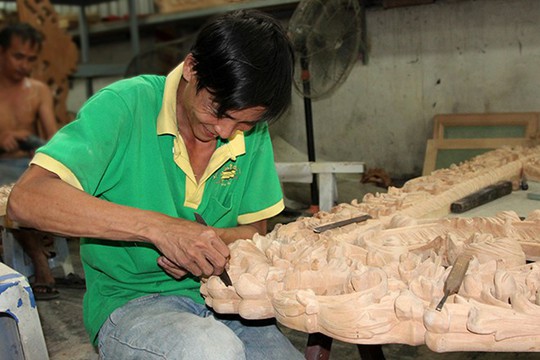 Tại xưởng sản xuất, những người thợ khắc gỗ tỉ mỉ trau chuốt từng hoa văn một. Hoa văn điêu khắc ở đây mang dáng vẻ tự nhiên không giống như điêu khắc bằng máy 3D.