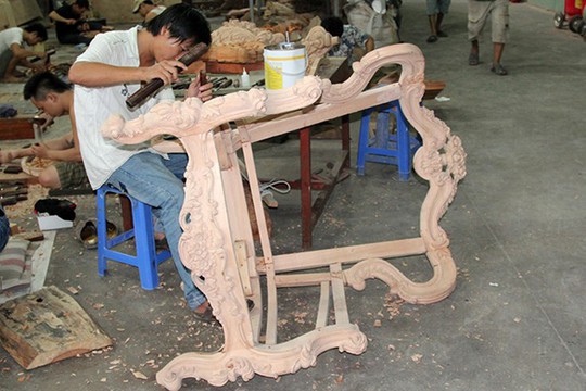 Những chiếc ghế kiểu cổ điển châu Âu đang thành hình dưới bàn tay của người thợ mộc Việt. Trước đó để có những bộ nội thất sang trọng này, nhiều dinh thự, lâu đài tại Sài Gòn phải nhập nguyên bộ từ nước ngoài.