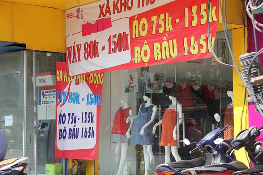 Phía sau những đợt giảm giá 50 - 70% của quần áo thời trang