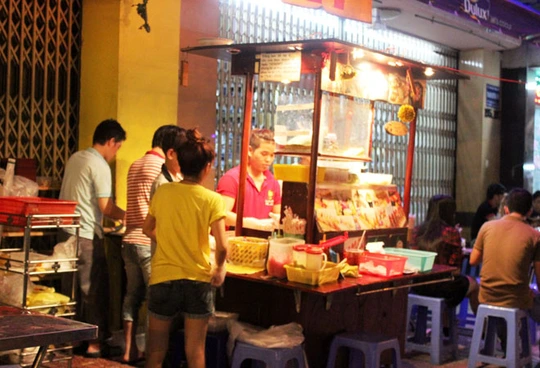 Nhiều cửa hàng bán đồ ăn ngoại ở vỉa hè thu hút khách hàng