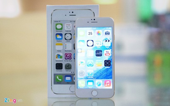 Sau hàng loạt các phiên bản mô hình, một chiếc iPhone nhái chạy Android đã có mặt tại Việt Nam. Chiếc điện thoại này do cửa hàng Fonebox (đường CMT8, Q.1, TP HCM) nhập về để làm mẫu thử phụ kiện (ốp lưng, bao da,..) trước khi bán ra chiếc iPhone 6  hàng xịn từ tháng 10.