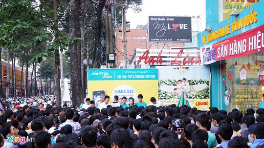 Chen lấn mua smartphone giá 535.000 đồng ở Sài Gòn