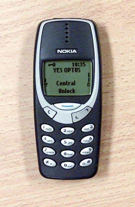 Xài điện thoại cũ, như chiếc Nokia 3310 trong hình, đang là trào lưu ở nhiều nước châu Âu. 