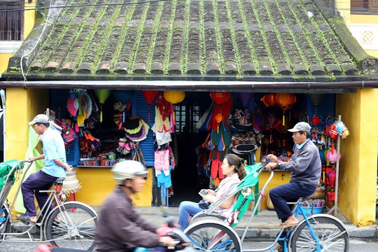 Từ lâu, Hội An đã nổi tiếng với những ngôi nhà cổ hàng trăm năm tuổi, chiếc đèn lồng tinh xảo đủ sắc màu.