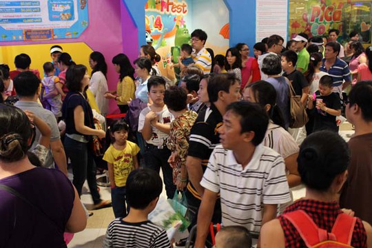 Khu vui chơi, ăn uống trung tâm thương mai Aoen Mall (Quận Tân Phú) trong ngày 2-9 quá tải lượng khách.