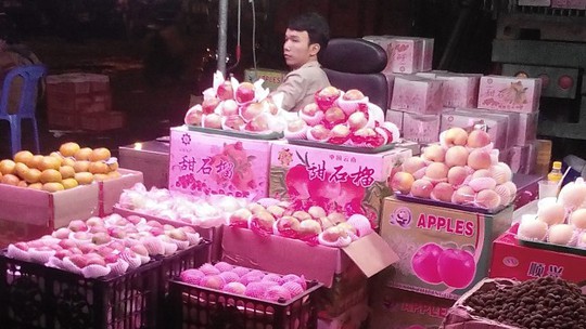 Táo, lựu, hồng Trung Quốc được bày bán tại một sạp trái cây ở chợ đầu mối nông sản thực phẩm Thủ Đức, TP HCM - Ảnh: Hữu Khoa