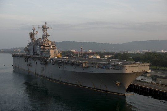 Tàu USS Peleliu bị giữ tại Vịnh Subic, Philippines để điều tra vụ giết người. Ảnh: US Navy Photo
