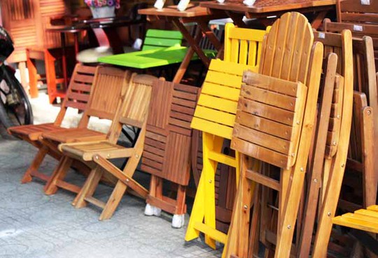Nhiều mẫu ghế gỗ được bày bán, mục đích phục vụ cho các quán cà phê và quán ăn