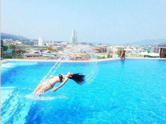This photo of @semplicemente_ash is a stunning display of a perfect mermaid hair flick