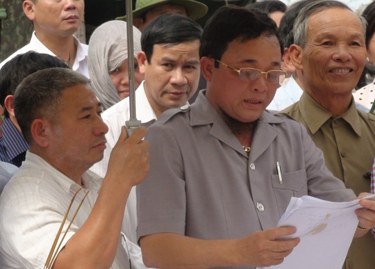 
“Cậu Thủy” (giữa) trong lần tìm kiếm 73 bộ hài cốt ở tỉnh Đắk Lắk