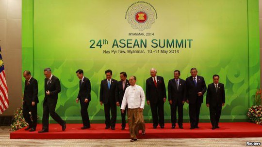 ASEAN leaders leave after taking a group picture at the 24th ASEAN Summit in Naypyidaw, Burma, May 11, 2014.