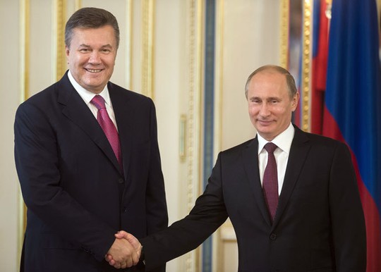 Cựu Tổng thống Yanukovych (trái) được cho là đang lẩn trốn tại Nga. Ảnh: RIA Novosti