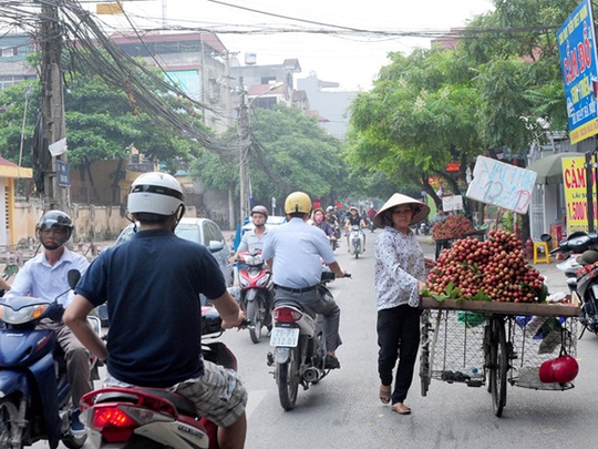Vài thiều về đến Hà Nội được bán với giá từ 7.000 - 12.000 đồng/kg. Ảnh: Zing.