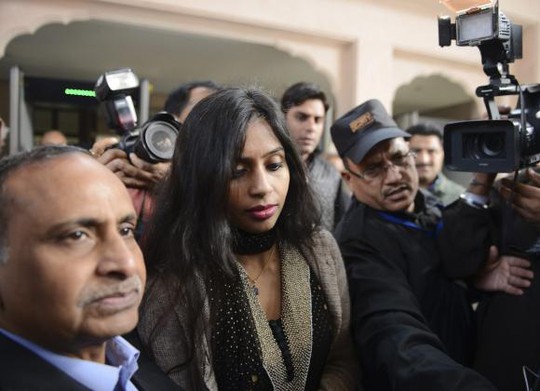 Bà Devyani Khobragade tới gặp Bộ trưởng Ngoại giao Ấn Độ Salman Khurshid tại New Delhi vào ngày 11-1-2014. Ảnh: Reuters
