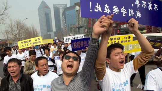 Người thân gia đình các hành khách Trung Quốc biểu tình phản đối chính phủ Malaysia ở thủ đô Bắc Kinh. Ảnh: AP