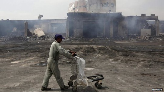 Sân bay thành phố Karachi bị tấn công hôm 8-6. Ảnh: Reuters