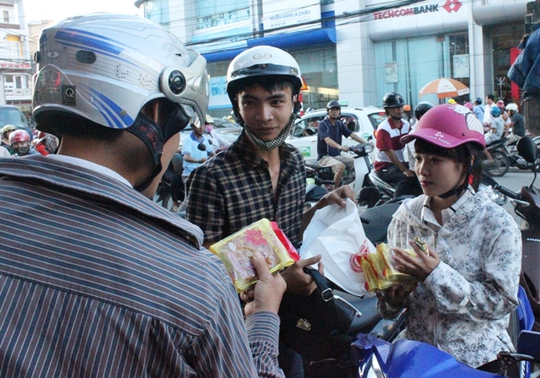 Đôi bạn trẻ này phải nhờ người đàn ông mua hộ bánh do không chen vào được bên trong tiệm