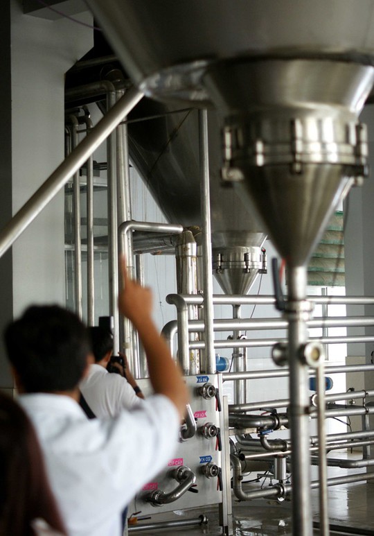 Giống như sản xuất bia bình thường, bia không cồn vừa được một doanh nghiệp tại TP.HCM cho ra mắt cũng phải qua những khâu cơ bản như sản xuất bia truyền thống. Trong ảnh là hệ thống sản xuất bia đang vận hành của Nhà máy bia Sài Gòn - Bình Tây.