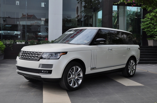 Giới thiệu hồi cuối năm 2013, Range Rover LWB (Long-Wheelbase) với trục cơ sở kéo dài thêm 140 mm, chỉ áp dụng cho bản Autobiography tiêu chuẩn và Autobiography Black Edition.