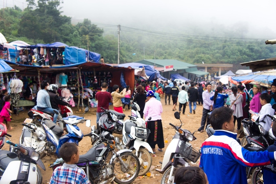 Chợ Lào là điểm đến được nhiều khách du lịch ghé qua khi có dịp lên cao nguyên Mộc Châu. Nằm cách trung tâm thị trấn chừng 35 km, chợ Lào là nơi buôn bán của người dân hai đầu biên giới Việt - Lào.