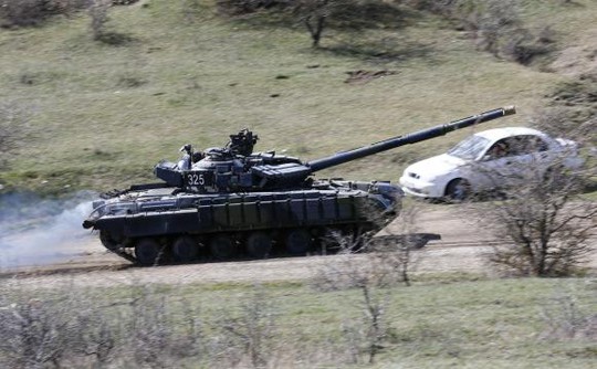 Một xe tăng Nga di chuyển gần Crimea hôm 27-3. Ảnh: Reuters