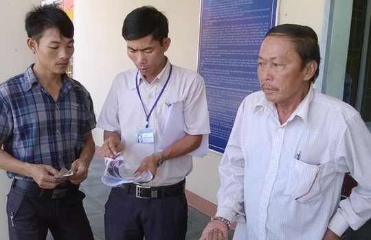 Ông Phong (bên phải) đang trình bày hoàn cảnh của mình trước lãnh đạo UBND xã Xuân Hưng