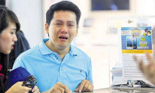 Du khách Việt khóc vì mua iPhone 6 giá cắt cổ ở Singapore