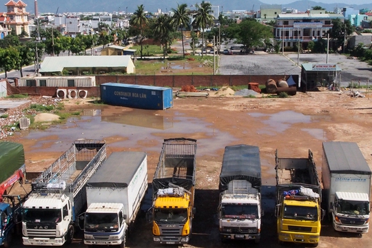 Khu đất rộng hơn 2,2ha tại địa chỉ 209 đường Trường Chinh (quận Thanh Khê) được UBND thành phố Đà Nẵng giao cho Tập đoàn Thiên Thanh (trụ sở TP HCM) triển khai dự án từ năm 2010 nhưng đến nay chỉ là cảnh hoang tàn.