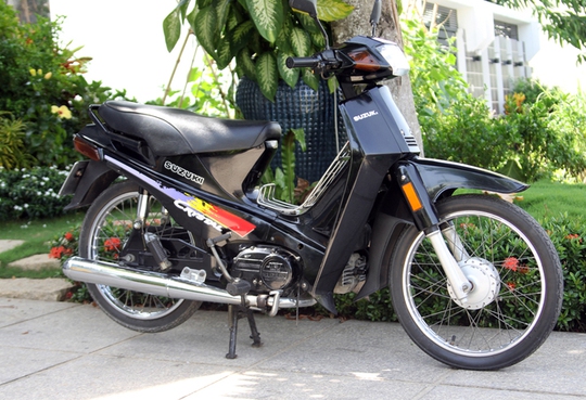 Suzuki Crystal 110 xuất hiện tại Việt Nam đầu những năm 1990 của thế kỷ trước, khi thị trường còn khá phổ biến với các mẫu xe hai thì.