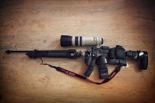 Khẩu súng trường được lắp ghép từ chiếc máy ảnh Canon M4 D Mark II cùng các phụ kiện đi kèm.