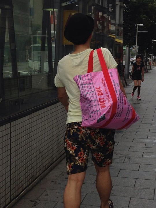 Chiếc túi làm từ bao bì thức ăn gia súc được nhiều người dân Nhật sử dụng khi ra đường. Ảnh: Phan Đức Thái/Infonet.