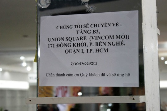 Nhiều biển thông báo, tạm biệt, chia tay được tiểu thương treo lên ở các quầy hàng