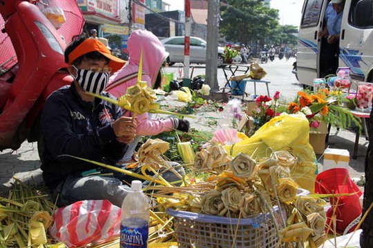 Lượng khách mua đông nên các điểm bán hoa luôn bận rộn với công việc bó hoa, bán hàng.