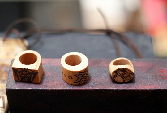 Nhẫn đeo được làm từ gỗ cây bạch tùng