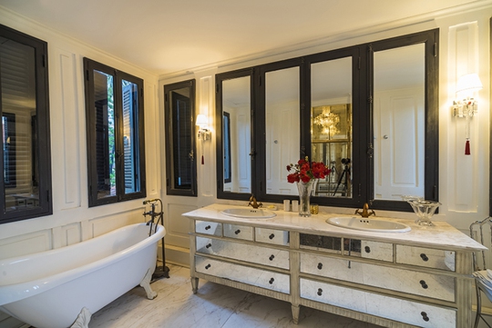 Phòng tắm và phòng thay đồ theo phong cách Venice, đá cẩm thạch trắng và ốp gỗ.